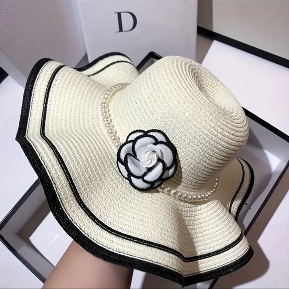 Woman’s Hat - Picture 2 of 2